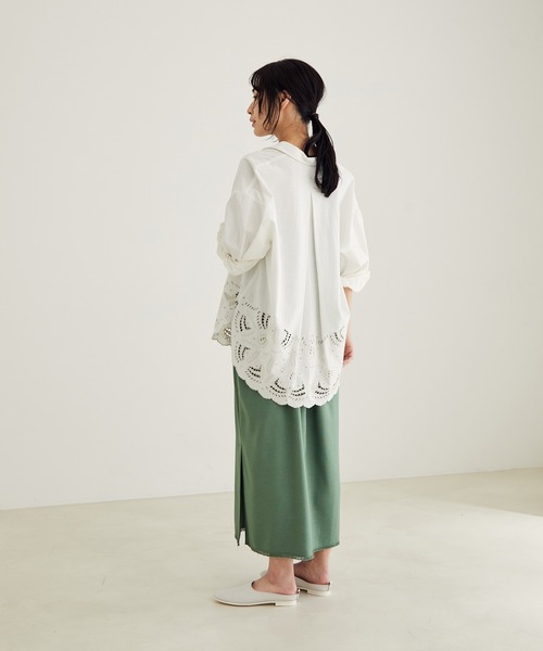 SALON adam et rope'（サロン アダム エ ロペ）の「裾スカラップシャツ（シャツ/ブラウス・レディース・ホワイト/ブラック・FREE）」の21枚目の写真