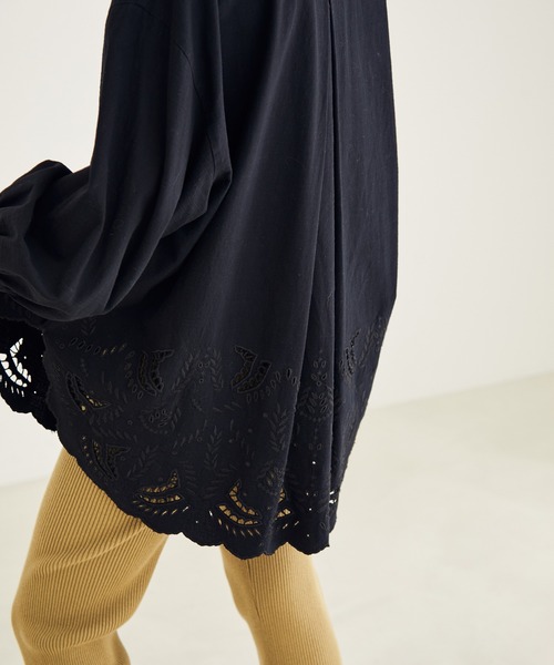 SALON adam et rope'（サロン アダム エ ロペ）の「裾スカラップシャツ（シャツ/ブラウス・レディース・ホワイト/ブラック・FREE）」の10枚目の写真