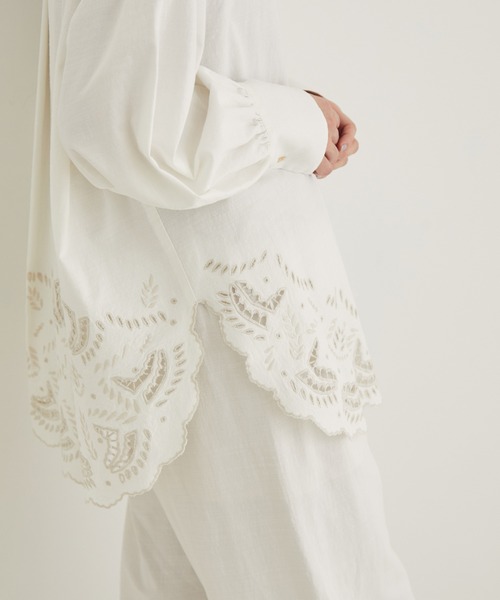 SALON adam et rope'（サロン アダム エ ロペ）の「裾スカラップシャツ（シャツ/ブラウス・レディース・ホワイト/ブラック・FREE）」の12枚目の写真