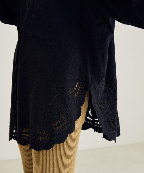 SALON adam et rope'（サロン アダム エ ロペ）の「裾スカラップシャツ（シャツ/ブラウス・レディース・ホワイト/ブラック・FREE）」の22枚目の写真