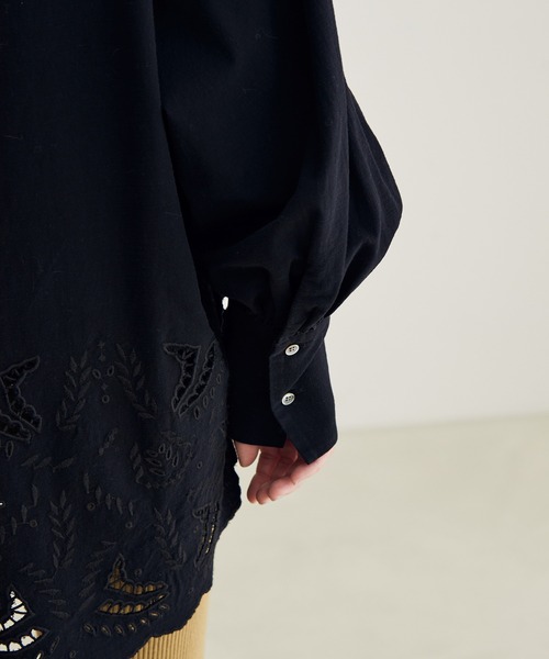 SALON adam et rope'（サロン アダム エ ロペ）の「裾スカラップシャツ（シャツ/ブラウス・レディース・ホワイト/ブラック・FREE）」の9枚目の写真