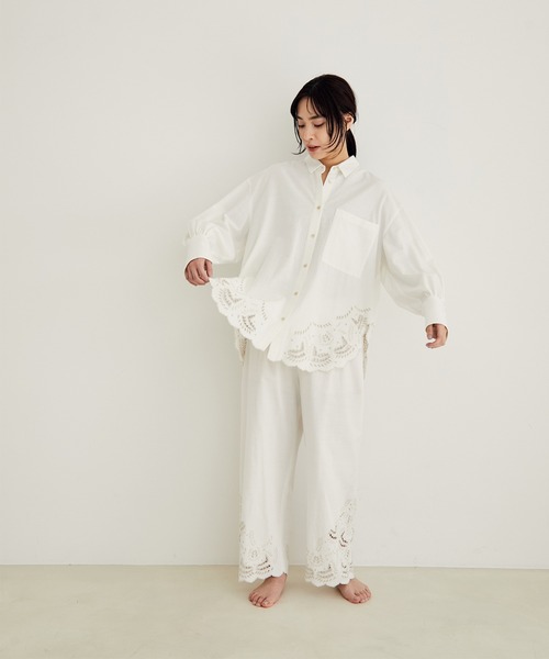 SALON adam et rope'（サロン アダム エ ロペ）の「裾スカラップシャツ（シャツ/ブラウス・レディース・ホワイト/ブラック・FREE）」の13枚目の写真