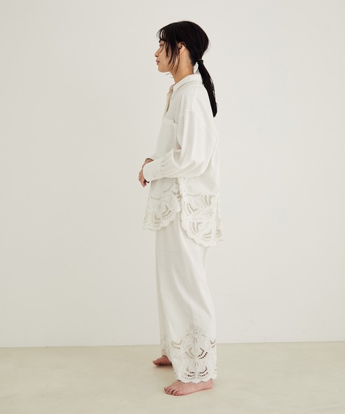 SALON adam et rope'（サロン アダム エ ロペ）の「裾スカラップシャツ（シャツ/ブラウス・レディース・ホワイト/ブラック・FREE）」の20枚目の写真