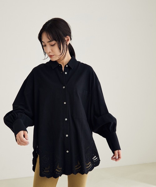 SALON adam et rope'（サロン アダム エ ロペ）の「裾スカラップシャツ（シャツ/ブラウス・レディース・ホワイト/ブラック・FREE）」の5枚目の写真