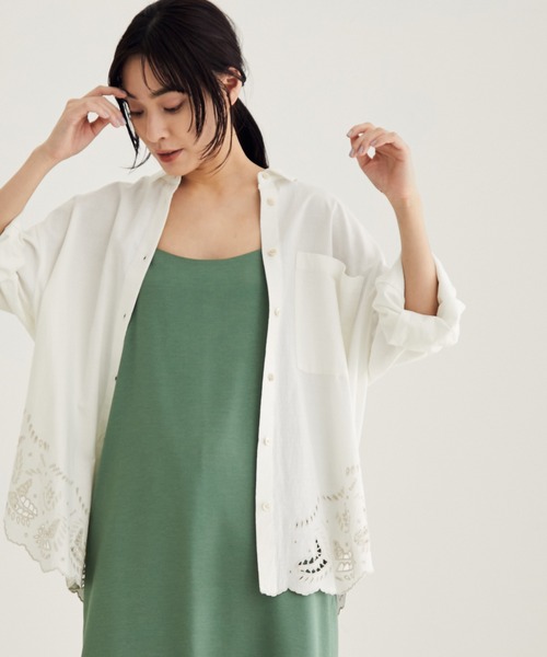 SALON adam et rope'（サロン アダム エ ロペ）の「裾スカラップシャツ（シャツ/ブラウス・レディース・ホワイト/ブラック・FREE）」の4枚目の写真