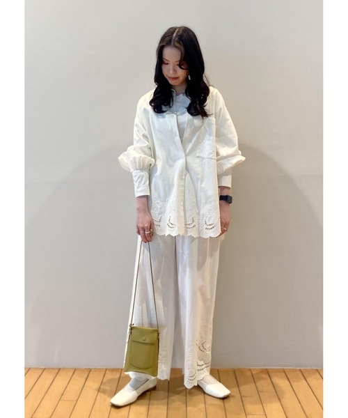 SALON adam et rope'（サロン アダム エ ロペ）の「裾スカラップシャツ（シャツ/ブラウス・レディース・ホワイト/ブラック・FREE）」の6枚目の写真