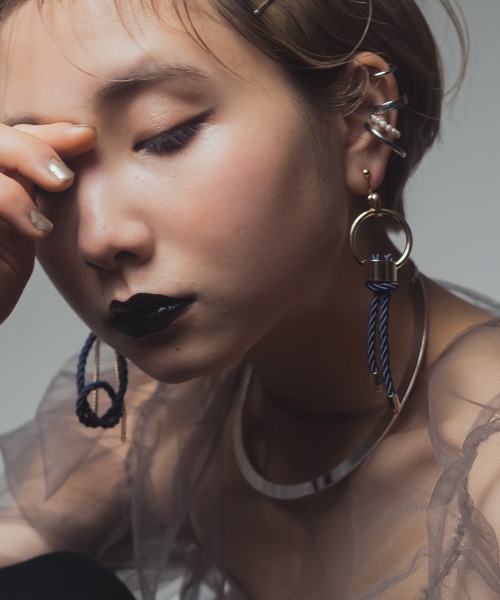 amplis（アンプリス）の「コードアシンメトリーピアス/plude（ピアス（両耳用）・レディース・ブラック/ネイビー/ブラウン/グレー・FREE）」の4枚目の写真