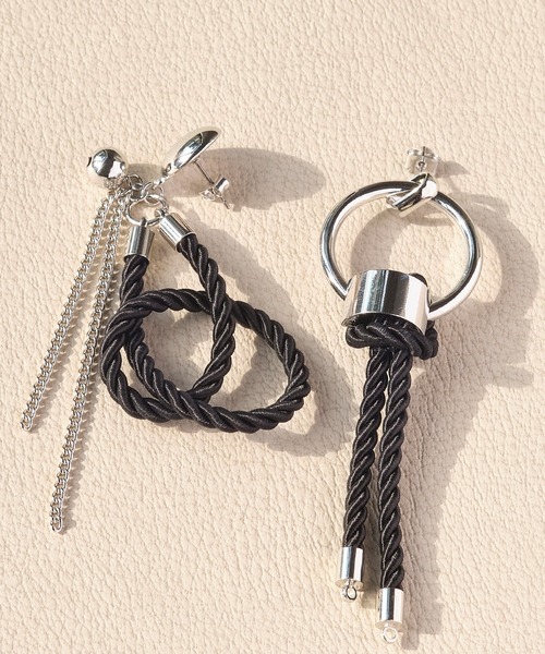 amplis（アンプリス）の「コードアシンメトリーピアス/plude（ピアス（両耳用）・レディース・ブラック/ネイビー/ブラウン/グレー・FREE）」の2枚目の写真