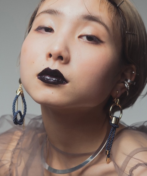 amplis（アンプリス）の「コードアシンメトリーピアス/plude（ピアス（両耳用）・レディース・ブラック/ネイビー/ブラウン/グレー・FREE）」の10枚目の写真