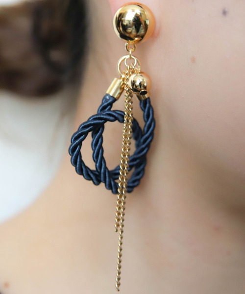 amplis（アンプリス）の「コードアシンメトリーピアス/plude（ピアス（両耳用）・レディース・ブラック/ネイビー/ブラウン/グレー・FREE）」の8枚目の写真