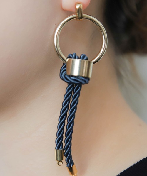 amplis（アンプリス）の「コードアシンメトリーピアス/plude（ピアス（両耳用）・レディース・ブラック/ネイビー/ブラウン/グレー・FREE）」の9枚目の写真