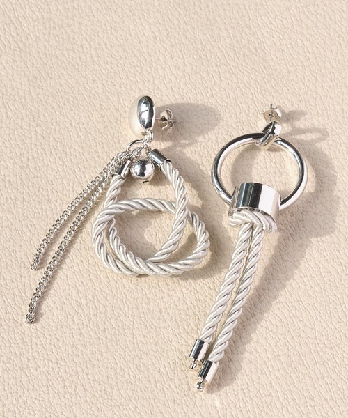 amplis（アンプリス）の「コードアシンメトリーピアス/plude（ピアス（両耳用）・レディース・ブラック/ネイビー/ブラウン/グレー・FREE）」の5枚目の写真