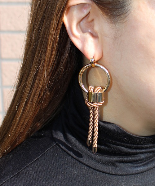 amplis（アンプリス）の「コードアシンメトリーピアス/plude（ピアス（両耳用）・レディース・ブラック/ネイビー/ブラウン/グレー・FREE）」の11枚目の写真