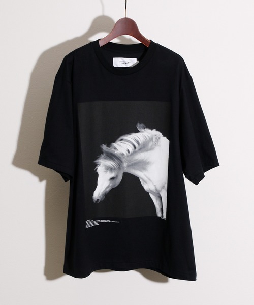 JANESMITH（ジェーンスミス）の「JANESMITH ジェーンスミス / HORSE No.1 SHORT SLEEVE T-SHIRT グラフィックプリントビッグシルエットTシャツ / 22WCT-#452S-SL（Tシャツ/カットソー・レディース・ホワイト/ブラック・SMALL/MEDIUM/LARGE/X-LARGE）」の2枚目の写真