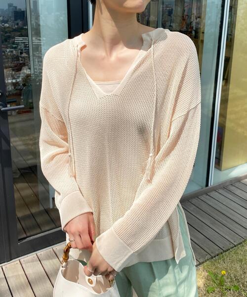 OPAQUE.CLIP(オペークドットクリップ)の「◆透かし編み スキッパーネックニット(ニット/セーター・レディース・オフホワイト/ブラック/ブルー/オレンジ系その他5・00)」の2枚目の写真