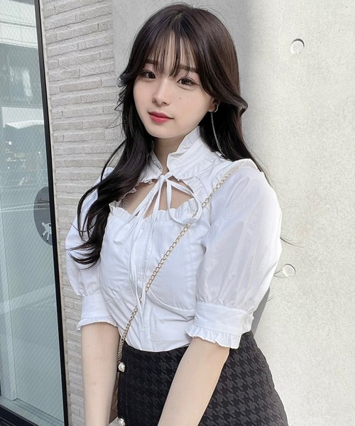 TITTY&CO.（ティティーアンドコー）の「【TITTY&CO.】デコルテフリルリボンタイ5分袖シャツ（シャツ/ブラウス・レディース・ホワイト/ブラック・FREE）」の3枚目の写真