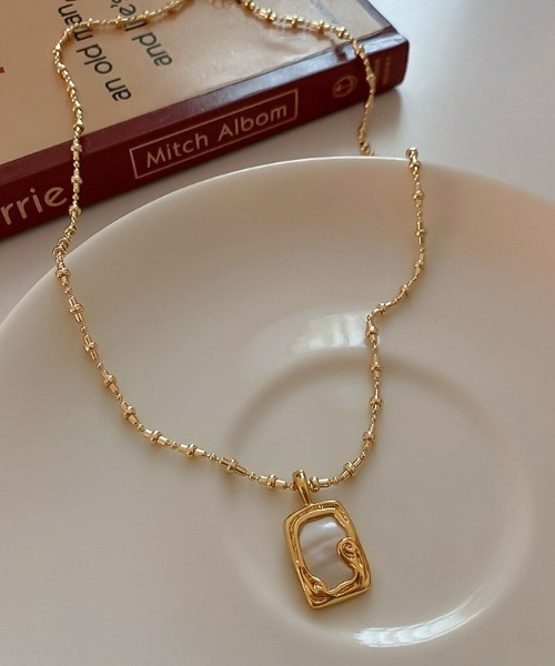 LAC-VERT（ラック・ヴェール）の「スクエアシェルネックレス（ネックレス・レディース・ゴールド・FREE）」の4枚目の写真