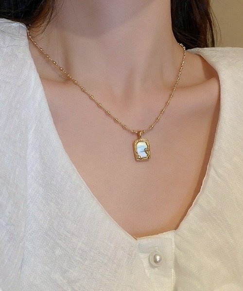 LAC-VERT（ラック・ヴェール）の「スクエアシェルネックレス（ネックレス・レディース・ゴールド・FREE）」の3枚目の写真