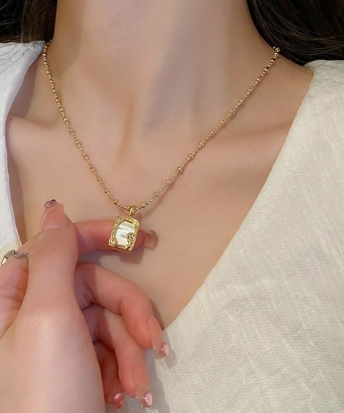 LAC-VERT（ラック・ヴェール）の「スクエアシェルネックレス（ネックレス・レディース・ゴールド・FREE）」の2枚目の写真