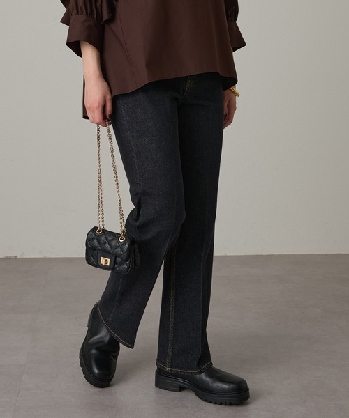 LOUNGEDRESS(ラウンジドレス)の「フレアデニムパンツ(デニムパンツ・レディース・ブラック・23/24/25)」の3枚目の写真