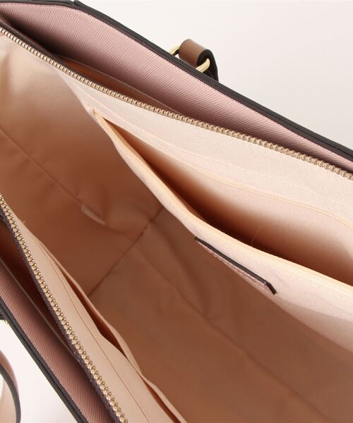 & chouette（アンドシュエット）の「アイコンチャーム A4トートバッグ（トートバッグ・レディース・ワインレッド/ピンク/グレイッシュベージュ/ブラウン・FREE）」の6枚目の写真