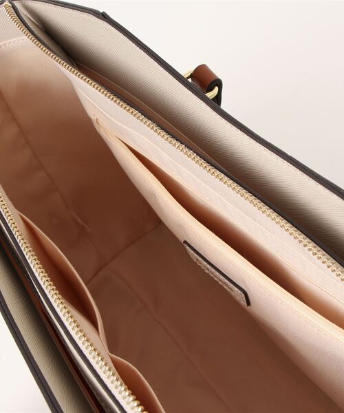 & chouette（アンドシュエット）の「アイコンチャーム A4トートバッグ（トートバッグ・レディース・ワインレッド/ピンク/グレイッシュベージュ/ブラウン・FREE）」の8枚目の写真