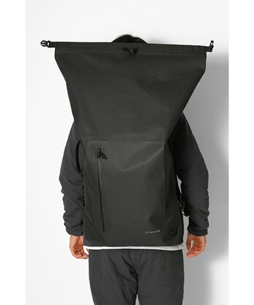 Snow Peak（スノーピーク）の「4Way Dry Bag L（バックパック/リュック・メンズ・ブラック・LARGE）」の2枚目の写真