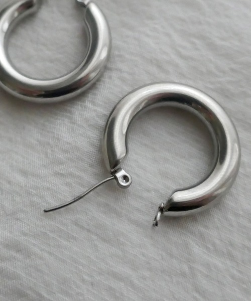 CERCA（チェルカ）の「aliru/アレルギー対応 ステンレス チャンキーフープピアス 316L（ピアス（両耳用）・レディース・ゴールド/シルバー・20mm/25mm）」の11枚目の写真