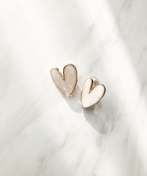 TIMELESS&THREE(タイムレスアンドスリー)の「ハートマーブルイヤリング(イヤリング・レディース・ホワイト/ピンク・FREE)」の1枚目の写真