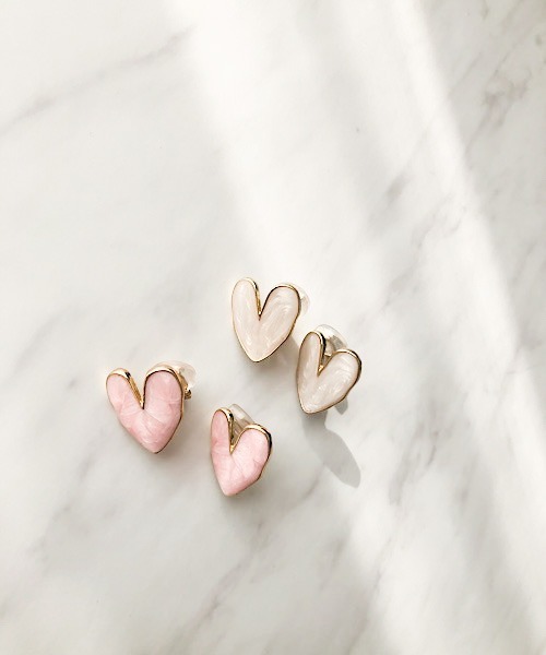 TIMELESS&THREE(タイムレスアンドスリー)の「ハートマーブルイヤリング(イヤリング・レディース・ホワイト/ピンク・FREE)」の4枚目の写真