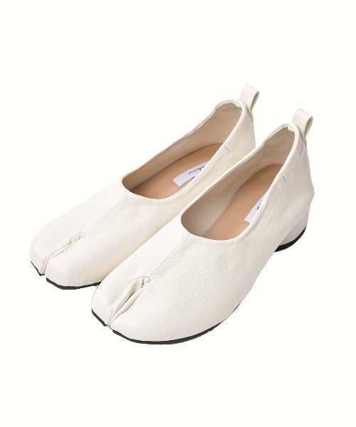 tukn.（トゥクン）の「トゥクン 足袋トゥ ヒールパンプス  / 柔らかい履き心地（パンプス・レディース・ブラック/アイボリー/ブラウン・22.5cm/23.0cm/23.5cm/24.5cm/24.0cm）」の2枚目の写真