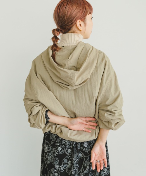 ITEMS URBANRESEARCH(アイテムズ アーバンリサーチ)の「『撥水』アノラックフーディー(ナイロンジャケット・レディース・ブラック/ベージュ・FREE)」の10枚目の写真