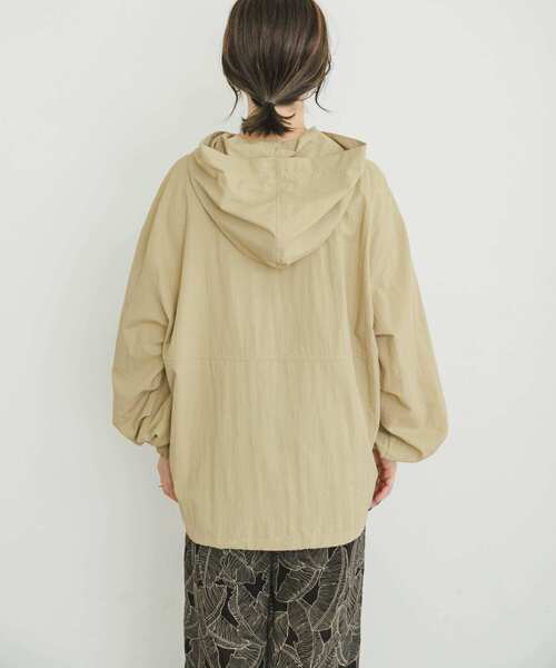ITEMS URBANRESEARCH(アイテムズ アーバンリサーチ)の「『撥水』アノラックフーディー(ナイロンジャケット・レディース・ブラック/ベージュ・FREE)」の15枚目の写真