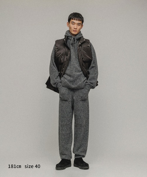 M TO R（ムウトアール）の「［TOPS］BOUCLE KNIT HOODIE UNISEX（ニット/セーター・レディース・チャコールグレー/ダークブラウン・40/38）」の5枚目の写真