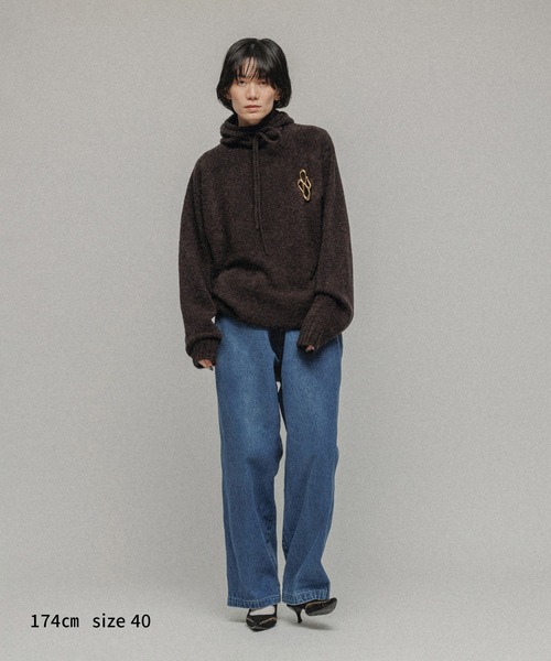 M TO R（ムウトアール）の「［TOPS］BOUCLE KNIT HOODIE UNISEX（ニット/セーター・レディース・チャコールグレー/ダークブラウン・40/38）」の6枚目の写真