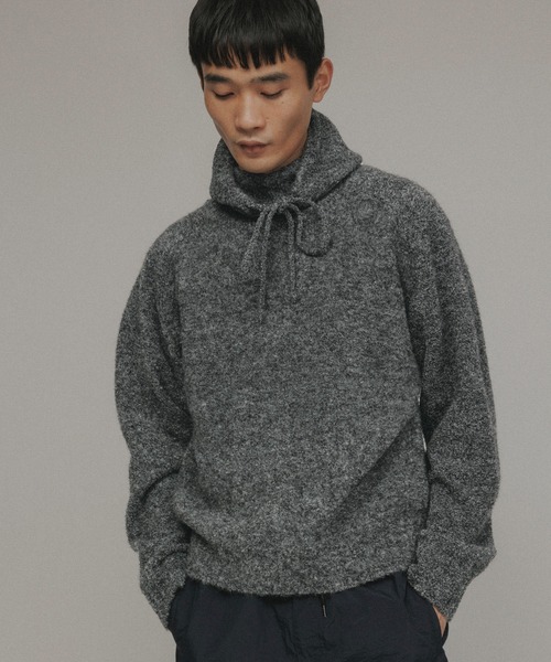 M TO R（ムウトアール）の「［TOPS］BOUCLE KNIT HOODIE UNISEX（ニット/セーター・レディース・チャコールグレー/ダークブラウン・40/38）」の9枚目の写真