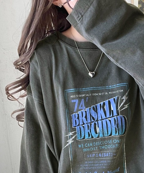 Java（ジャバ）の「【ロンT登場！】《JaVaジャバコラボ》ゆるっとカジュアルに着こなす。綿100%ピグメント加工グラフィックプリントTシャツ＆ロンT(半袖)(長袖)（Tシャツ/カットソー・レディース・A/E/C/D/B/G/F/ブラック系2/ブラック系3/ブラック系1・LARGE/MEDIUM/SMALL/X-LARGE）」の2枚目の写真