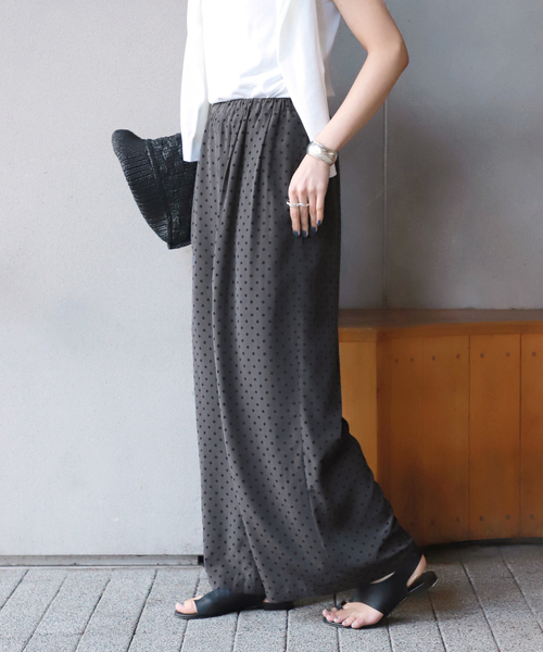 VERMEIL par iena(ヴェルメイユパーイエナ)の「《追加》ドットワイドパンツ(その他パンツ・レディース・ネイビー/チャコールグレー・38/36/40)」の9枚目の写真