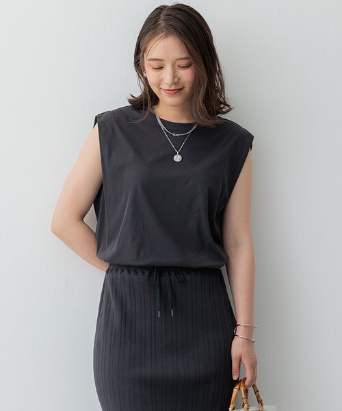 23区 S（ニジュウサンクチイサイサイズ）の「【SLOW/一部店舗限定】シアーツイストシングルジャージー ノースリーブ カットソー（Tシャツ/カットソー・レディース・ブラック系/グレー系/ベージュ系/ローズ系・32）」の3枚目の写真