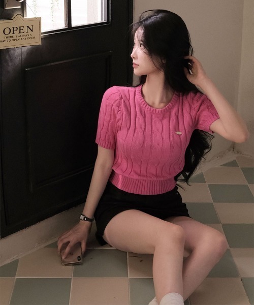 BEIDELLI（ベイデリー）の「[BELLIDE MADE] ホーリンケーブルクロップラウンド半袖ニット（ニット/セーター・レディース・ホワイト/ネイビー/グレー/ブラック/ピンク・FREE）」の5枚目の写真