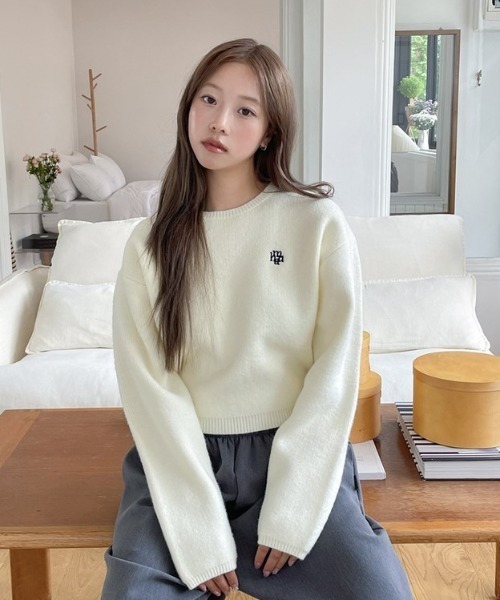 ニット セーター A'GEM/9 × .kom 「muah muah/ムーアムーア」 STITCH LOGO ROUND KNIT/ステッチロゴラウン A'GEM/9 × .kom 『muah muah/ムーアムーア』 STITCH LOGO ROUND