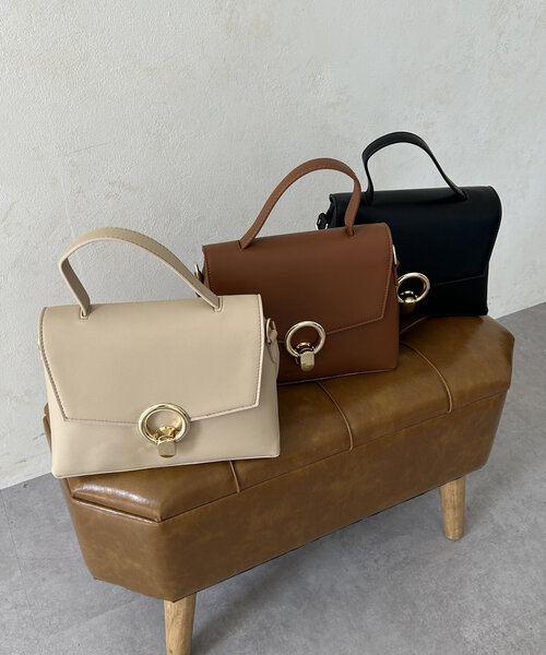 Thevon(ゼボン)の「GLDバックル合皮ショルダー(ショルダーバッグ・レディース・ブラック/グレイッシュベージュ/ブラウン・FREE)」の1枚目の写真