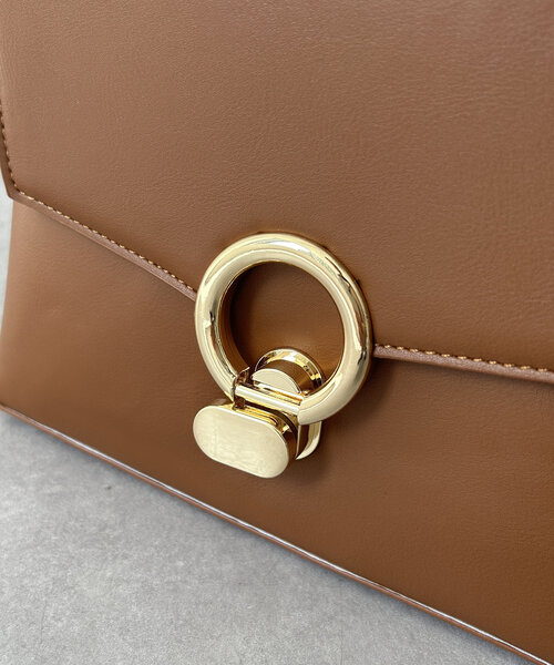 Thevon(ゼボン)の「GLDバックル合皮ショルダー(ショルダーバッグ・レディース・ブラック/グレイッシュベージュ/ブラウン・FREE)」の7枚目の写真