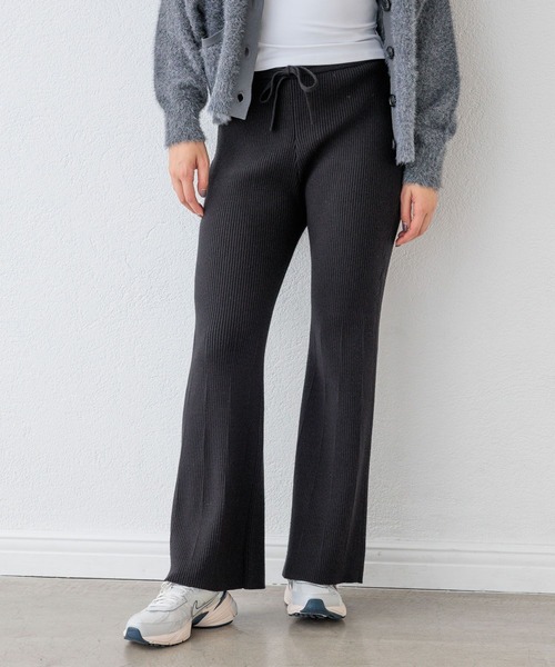 HEREIAM（ヘレイアム）の「【HEREIAM】マシンウォッシャブル可/ファインタッチフレアニットパンツ（その他パンツ・レディース・グレー/ブラック・SMALL/MEDIUM）」の2枚目の写真