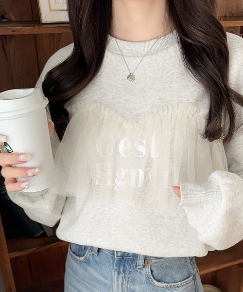 mily bilet(ミウィビレット)の「【mily bilet】おしゃれと快適さを同時に叶える。チュール切り替え箔プリント裏起毛スウェット(スウェット・レディース・チャコールグレー/アイボリー/オートミール・X-LARGE/SMALL/MEDIUM/LARGE)」の3枚目の写真