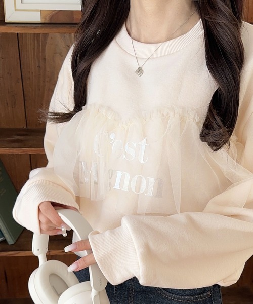mily bilet(ミウィビレット)の「【mily bilet】おしゃれと快適さを同時に叶える。チュール切り替え箔プリント裏起毛スウェット(スウェット・レディース・チャコールグレー/アイボリー/オートミール・X-LARGE/SMALL/MEDIUM/LARGE)」の2枚目の写真