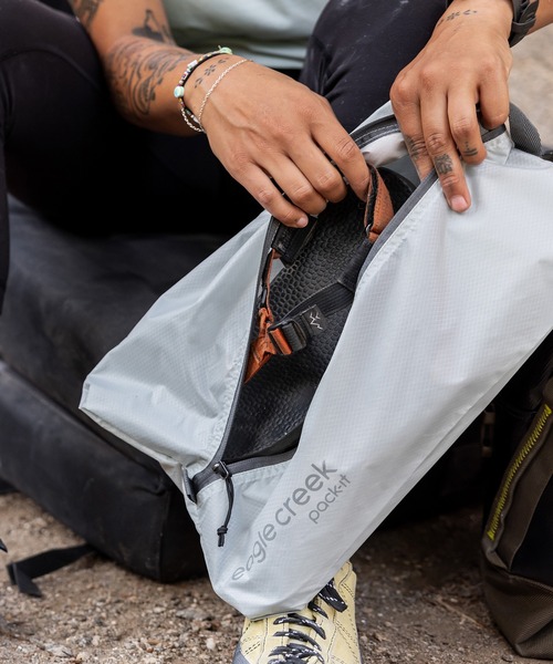 EagleCreek(イーグルクリーク)の「EagleCreek/PACK-IT ISOLATE SHOE SAC/アイソレートシューサック(トラベルグッズ・メンズ・グレー/ブラック・FREE)」の1枚目の写真