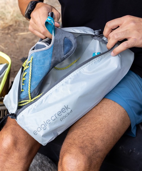 EagleCreek(イーグルクリーク)の「EagleCreek/PACK-IT ISOLATE SHOE SAC/アイソレートシューサック(トラベルグッズ・メンズ・グレー/ブラック・FREE)」の11枚目の写真