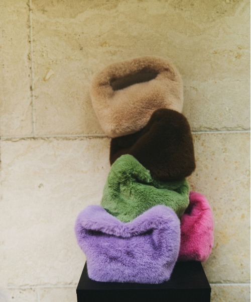 LE VERNIS(ル・ベルニ)の「LE VERNIS(ル・ベルニ)Fake fur micro bag(ハンドバッグ・レディース・ライトベージュ/パープル/オレンジ/ブラウン/グリーン/ピンク・FREE)」の4枚目の写真