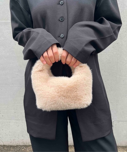 LE VERNIS(ル・ベルニ)の「LE VERNIS(ル・ベルニ)Fake fur micro bag(ハンドバッグ・レディース・ライトベージュ/パープル/オレンジ/ブラウン/グリーン/ピンク・FREE)」の3枚目の写真